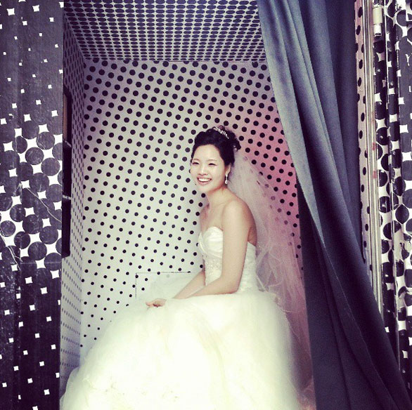 The bride snaps her portrait. Photo: Instagram/NewYorkerMag