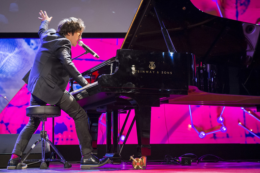 Jamie Cullum plays a rockin' piano set. Great moment: his version of "Pure Imagination." Photo: James Duncan Davidson