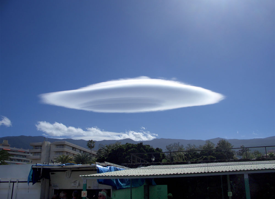 A cloud in the shape of a UFO, spotted by Ron Biggs in Puerto de la Cruz in Spain.