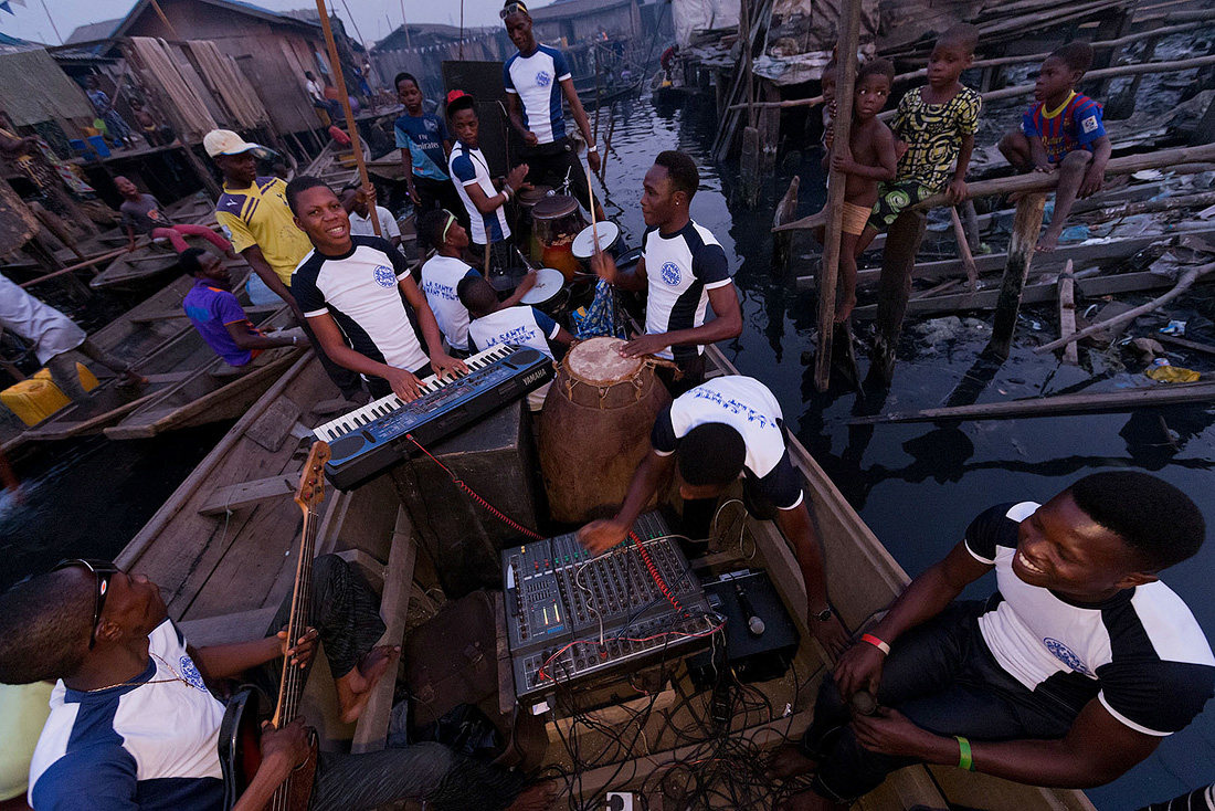 Despite being a highly disadvantaged community, when it comes to good live music, the atmosphere in Makoko is quintessentially Nigerian. At any given time, you’ll find a band floating down the lagoon, for all of the community to enjoy.