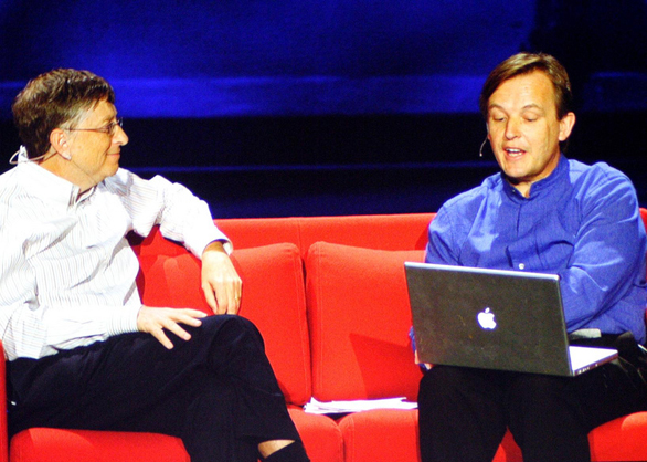 Chris Anderson holds his Macbook as he interviews Bill Gates. Photo: Joshua Wanyama