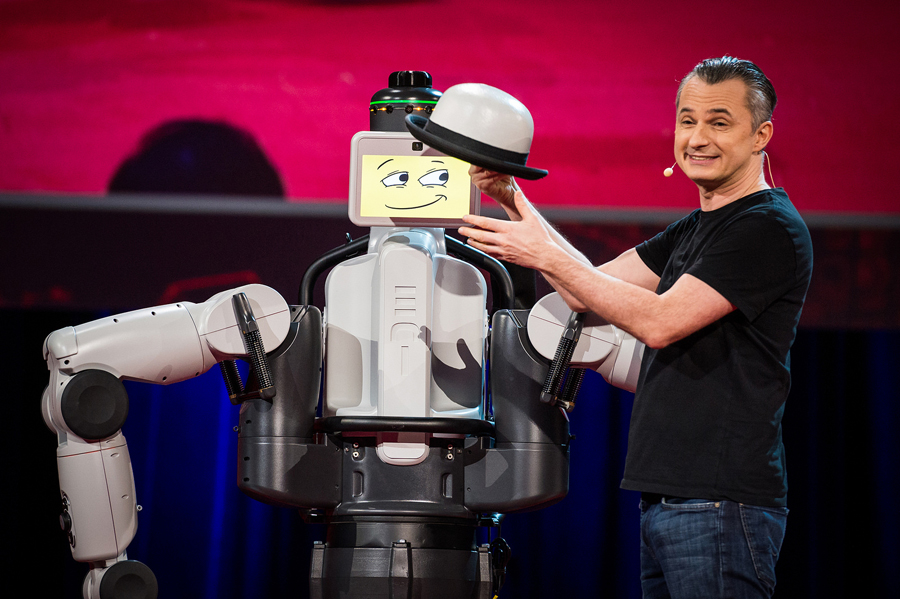 Marco Tempest performs alongside robot EDI. Pohot: James Duncan Davidson