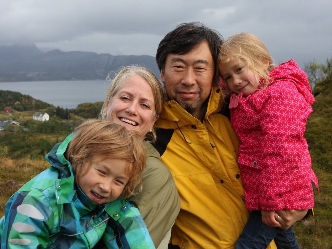 The Botnen-Chen family. From left: Marcus, Kristin, Winston and Nora, with the beautiful scenery of Rødøy in the background. Photo: Winston Chen