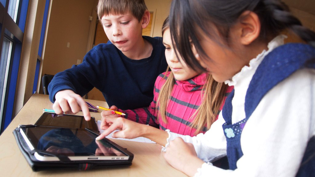 Students work together in a tech badge program at Bethke Elementary School in Timnath, Colorado. https://www.flickr.com/photos/56155476@N08/6660067753