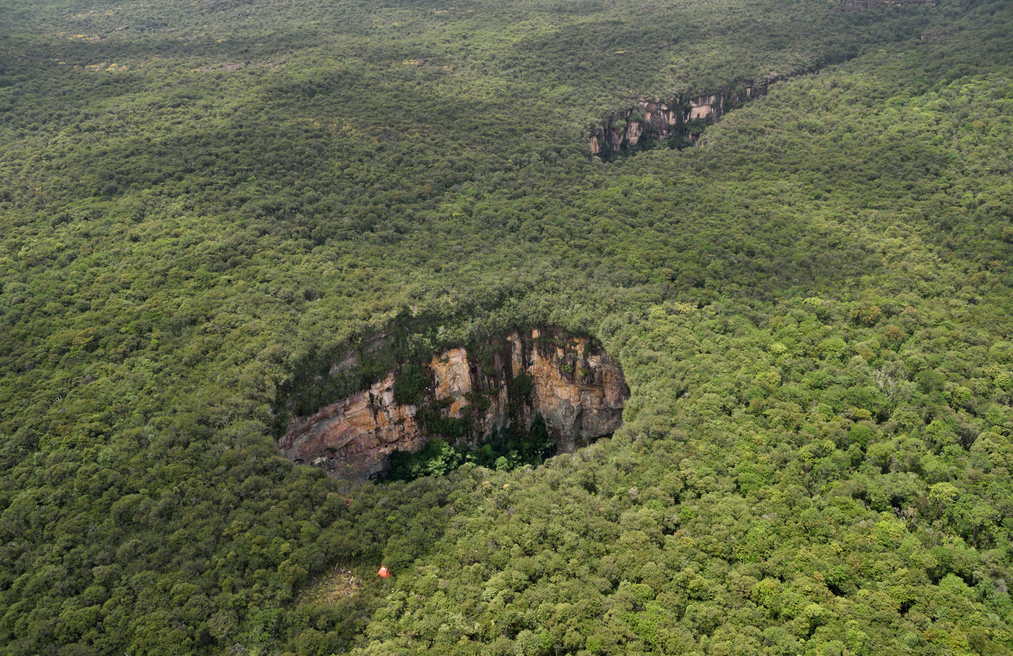 Sarisarinama Sinkhole