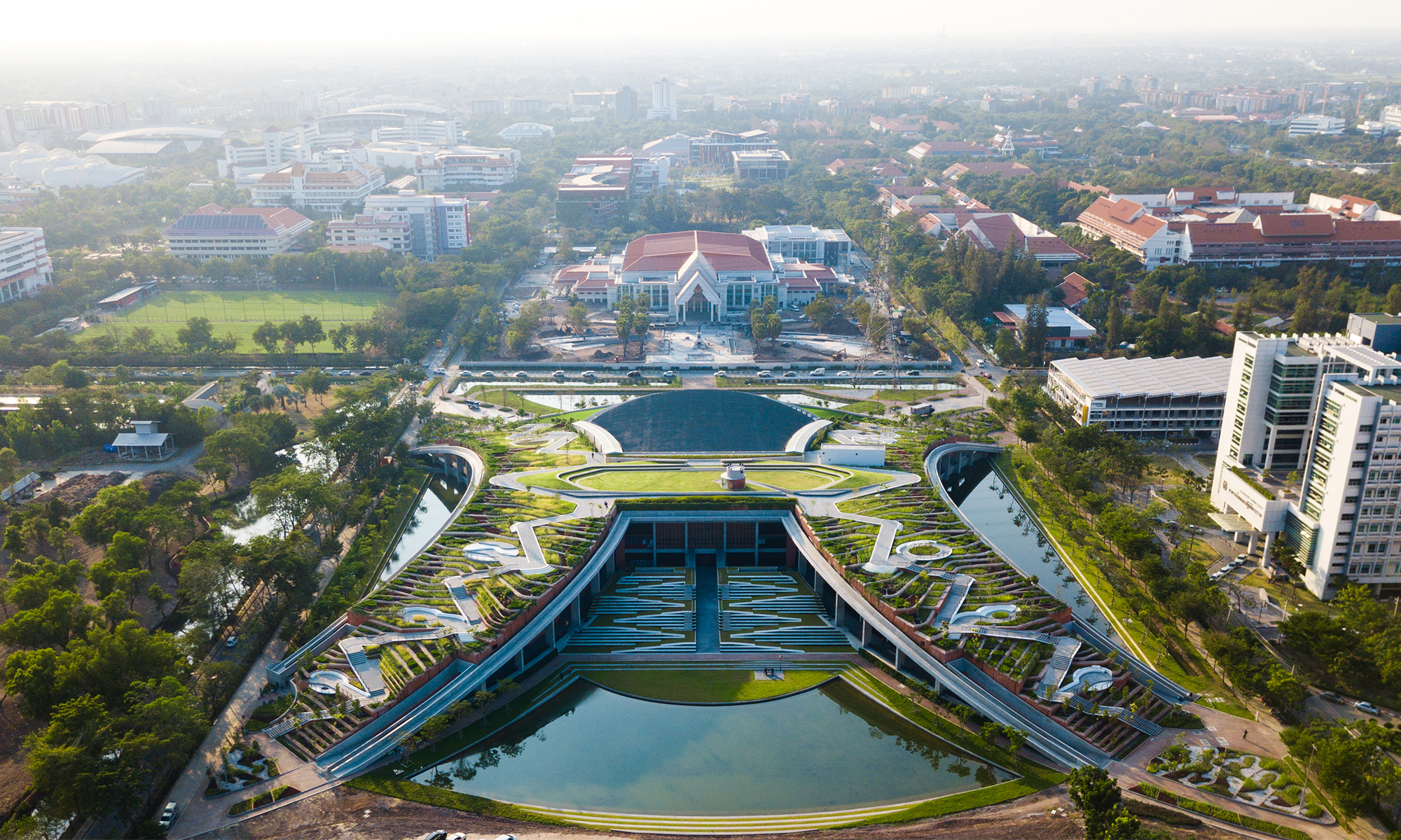 Urban university что это. Университет Таммасат Таиланд. Университет Таммасат городская ферма на крыше. Крыша университета. Ферма на кровле университета Таммасат.